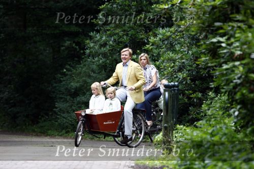 Wassenaar 11 juli 2008
Foto uurtje met prinses Maxima Prins Willem Alexander  en hun dochters Prinses Amalia Prinses Alexia en Prinses Ariane . 
Ze komen aanrijden in bakfiets.