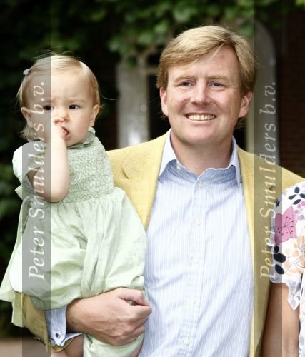 Wassenaar 11 juli 2008
Foto uurtje met prinses Maxima Prins Willem Alexander  en hun dochters Prinses Amalia Prinses Alexia en Prinses Ariane . 
Ze komen aanrijden in bakfiets.