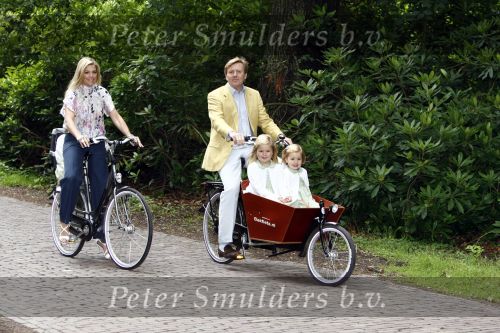 Wassenaar 11 juli 2008
Foto uurtje met prinses Maxima Prins Willem Alexander  en hun dochters Prinses Amalia Prinses Alexia en Prinses Ariane . 
Ze komen aanrijden in bakfiets.