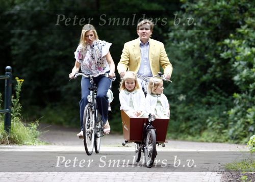 Wassenaar 11 juli 2008
Foto uurtje met prinses Maxima Prins Willem Alexander  en hun dochters Prinses Amalia Prinses Alexia en Prinses Ariane . 
Ze komen aanrijden in bakfiets.