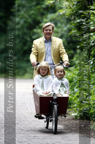 Wassenaar 11 juli 2008
Foto uurtje met prinses Maxima Prins Willem Alexander  en hun dochters Prinses Amalia Prinses Alexia en Prinses Ariane . 
Ze komen aanrijden in bakfiets.