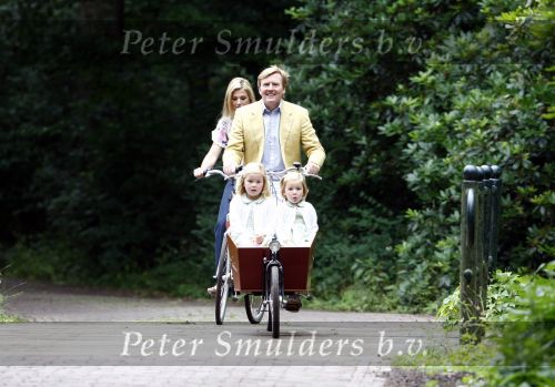 Wassenaar 11 juli 2008
Foto uurtje met prinses Maxima Prins Willem Alexander  en hun dochters Prinses Amalia Prinses Alexia en Prinses Ariane . 
Ze komen aanrijden in bakfiets.