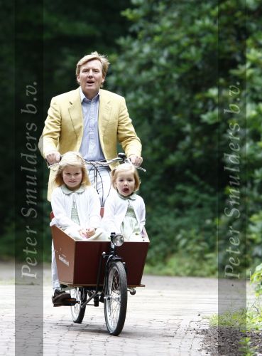 Wassenaar 11 juli 2008
Foto uurtje met prinses Maxima Prins Willem Alexander  en hun dochters Prinses Amalia Prinses Alexia en Prinses Ariane . 
Ze komen aanrijden in bakfiets.