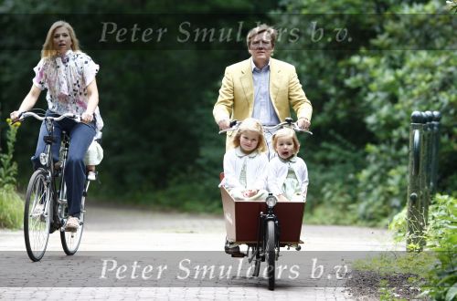 Wassenaar 11 juli 2008
Foto uurtje met prinses Maxima Prins Willem Alexander  en hun dochters Prinses Amalia Prinses Alexia en Prinses Ariane . 
Ze komen aanrijden in bakfiets.