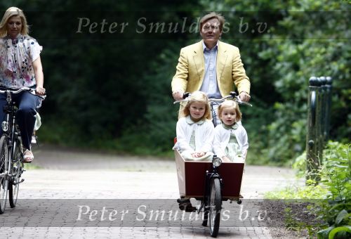 Wassenaar 11 juli 2008
Foto uurtje met prinses Maxima Prins Willem Alexander  en hun dochters Prinses Amalia Prinses Alexia en Prinses Ariane . 
Ze komen aanrijden in bakfiets.