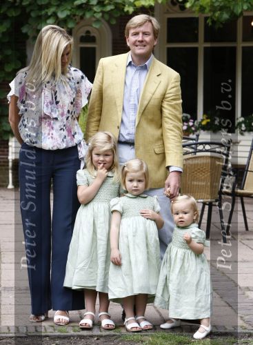Wassenaar 11 juli 2008
Foto uurtje met prinses Maxima Prins Willem Alexander  en hun dochters Prinses Amalia Prinses Alexia en Prinses Ariane . 
Ze komen aanrijden in bakfiets.
