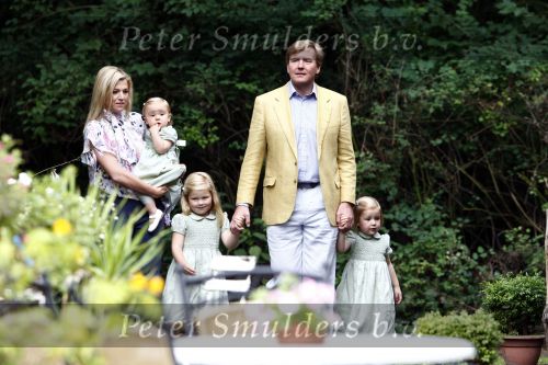 Wassenaar 11 juli 2008
Foto uurtje met prinses Maxima Prins Willem Alexander  en hun dochters Prinses Amalia Prinses Alexia en Prinses Ariane . 
Ze komen aanrijden in bakfiets.