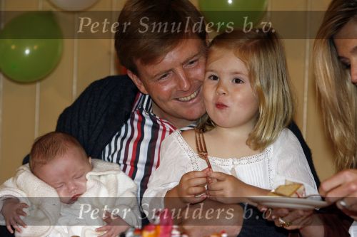 Den Haag 26 juni 2007
Fotomoment met Prins Willem Alexander Maxima Prinses Amalia Alexia en Ariane bij de koninklijke stallen. Prinses Alexia viert haar 2e verjaardag.