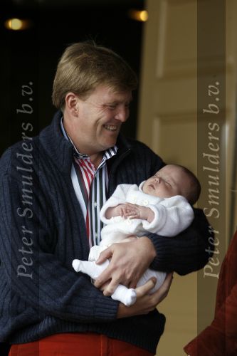Den Haag 26 juni 2007
Fotomoment met Prins Willem Alexander Maxima Prinses Amalia Alexia en Ariane bij de koninklijke stallen. Prinses Alexia viert haar 2e verjaardag.