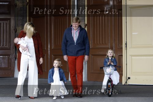 Den Haag 26 juni 2007
Fotomoment met Prins Willem Alexander Maxima Prinses Amalia Alexia en Ariane bij de koninklijke stallen. Prinses Alexia viert haar 2e verjaardag.