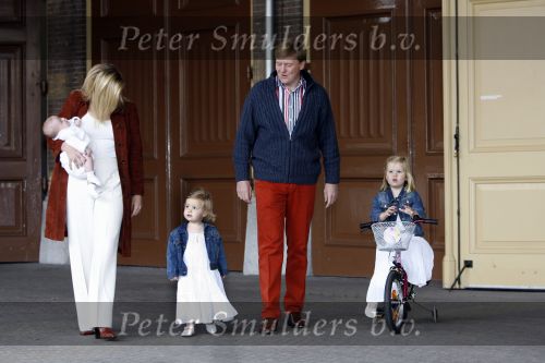 Den Haag 26 juni 2007
Fotomoment met Prins Willem Alexander Maxima Prinses Amalia Alexia en Ariane bij de koninklijke stallen. Prinses Alexia viert haar 2e verjaardag.