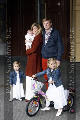 Den Haag 26 juni 2007
Fotomoment met Prins Willem Alexander Maxima Prinses Amalia Alexia en Ariane bij de koninklijke stallen. Prinses Alexia viert haar 2e verjaardag.