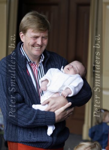Den Haag 26 juni 2007
Fotomoment met Prins Willem Alexander Maxima Prinses Amalia Alexia en Ariane bij de koninklijke stallen. Prinses Alexia viert haar 2e verjaardag.
