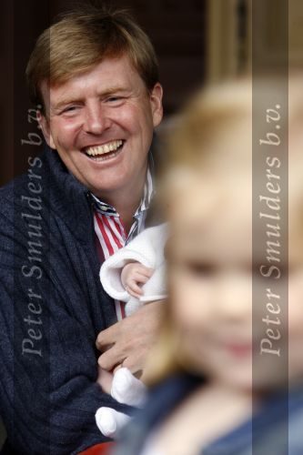 Den Haag 26 juni 2007
Fotomoment met Prins Willem Alexander Maxima Prinses Amalia Alexia en Ariane bij de koninklijke stallen. Prinses Alexia viert haar 2e verjaardag.