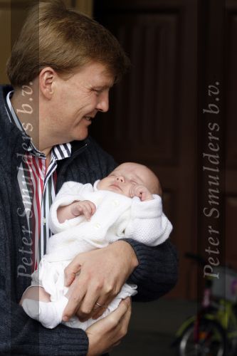 Den Haag 26 juni 2007
Fotomoment met Prins Willem Alexander Maxima Prinses Amalia Alexia en Ariane bij de koninklijke stallen. Prinses Alexia viert haar 2e verjaardag.