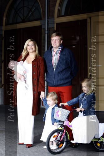 Den Haag 26 juni 2007
Fotomoment met Prins Willem Alexander Maxima Prinses Amalia Alexia en Ariane bij de koninklijke stallen. Prinses Alexia viert haar 2e verjaardag.