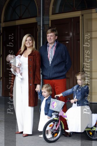 Den Haag 26 juni 2007
Fotomoment met Prins Willem Alexander Maxima Prinses Amalia Alexia en Ariane bij de koninklijke stallen. Prinses Alexia viert haar 2e verjaardag.