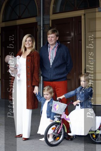 Den Haag 26 juni 2007
Fotomoment met Prins Willem Alexander Maxima Prinses Amalia Alexia en Ariane bij de koninklijke stallen. Prinses Alexia viert haar 2e verjaardag.