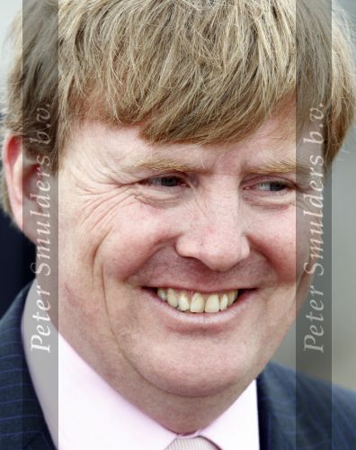 Makkum en Franeker30 april 2008
Koninginnedag 2008 met Koningin Beatrix Prins Willem Alexander Friso Constantijn Maurits Floris Pieter Christiaan Pieter v Vollenhoven en de prinsessen Maxima Laurentien Mabel Aimee Anita Margriet en Marilene. willem alexander met rookaanslag op zijn tanden
Peter Smulders bv