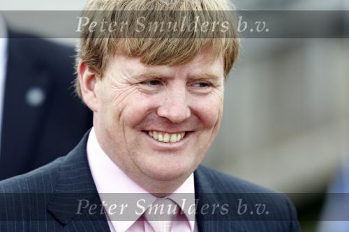Makkum en Franeker30 april 2008
Koninginnedag 2008 met Koningin Beatrix Prins Willem Alexander Friso Constantijn Maurits Floris Pieter Christiaan Pieter v Vollenhoven en de prinsessen Maxima Laurentien Mabel Aimee Anita Margriet en Marilene. willem alexander met rookaanslag op zijn tanden
Peter Smulders bv