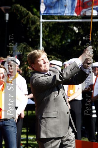 Apeldoorn 30 april 2009
Koninginnedag 2009 in apeldoorn met Koningin Beatrix Pieter v Vollenhoven Prinses Margriet Maxima Prins Willem Alexander Prins Constantijn Prinses Laurentien Prinses Mabel Prins Friso Prins Maurits Prinses Marilene Prins Pieter Christiaan Prinses Anita Prins Floris een zwangere Prinses Aimee en Prinses Annette. s middags probeerde een dwaas een aanslag te plegen op de koninklijke familie waarbij meerdere doden vielen.
Peter Smulders bv