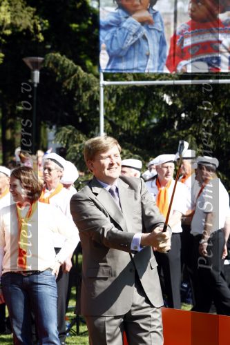 Apeldoorn 30 april 2009
Koninginnedag 2009 in apeldoorn met Koningin Beatrix Pieter v Vollenhoven Prinses Margriet Maxima Prins Willem Alexander Prins Constantijn Prinses Laurentien Prinses Mabel Prins Friso Prins Maurits Prinses Marilene Prins Pieter Christiaan Prinses Anita Prins Floris een zwangere Prinses Aimee en Prinses Annette. s middags probeerde een dwaas een aanslag te plegen op de koninklijke familie waarbij meerdere doden vielen.
Peter Smulders bv