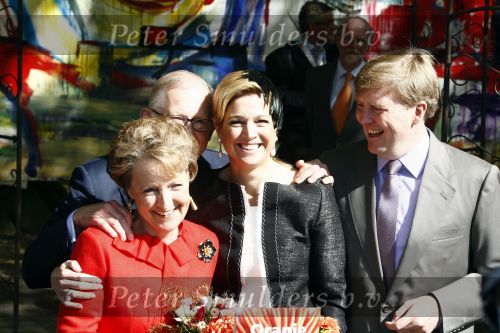 Apeldoorn 30 april 2009
Koninginnedag 2009 in apeldoorn met Koningin Beatrix Pieter v Vollenhoven Prinses Margriet Maxima Prins Willem Alexander Prins Constantijn Prinses Laurentien Prinses Mabel Prins Friso Prins Maurits Prinses Marilene Prins Pieter Christiaan Prinses Anita Prins Floris een zwangere Prinses Aimee en Prinses Annette. s middags probeerde een dwaas een aanslag te plegen op de koninklijke familie waarbij meerdere doden vielen.
Peter Smulders bv