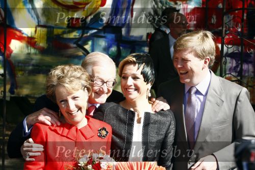 Apeldoorn 30 april 2009
Koninginnedag 2009 in apeldoorn met Koningin Beatrix Pieter v Vollenhoven Prinses Margriet Maxima Prins Willem Alexander Prins Constantijn Prinses Laurentien Prinses Mabel Prins Friso Prins Maurits Prinses Marilene Prins Pieter Christiaan Prinses Anita Prins Floris een zwangere Prinses Aimee en Prinses Annette. s middags probeerde een dwaas een aanslag te plegen op de koninklijke familie waarbij meerdere doden vielen.
Peter Smulders bv