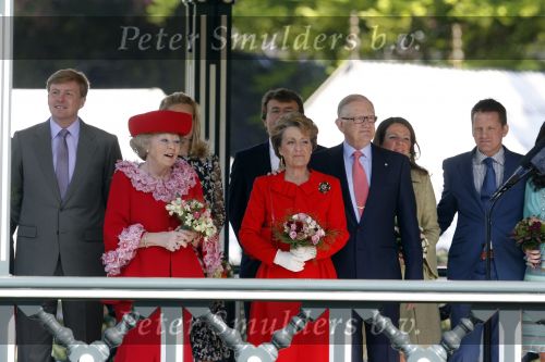 Apeldoorn 30 april 2009
Koninginnedag 2009 in apeldoorn met Koningin Beatrix Pieter v Vollenhoven Prinses Margriet Maxima Prins Willem Alexander Prins Constantijn Prinses Laurentien Prinses Mabel Prins Friso Prins Maurits Prinses Marilene Prins Pieter Christiaan Prinses Anita Prins Floris een zwangere Prinses Aimee en Prinses Annette. s middags probeerde een dwaas een aanslag te plegen op de koninklijke familie waarbij meerdere doden vielen.
Peter Smulders bv