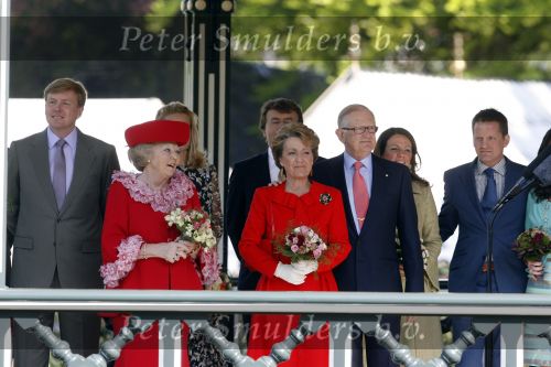 Apeldoorn 30 april 2009
Koninginnedag 2009 in apeldoorn met Koningin Beatrix Pieter v Vollenhoven Prinses Margriet Maxima Prins Willem Alexander Prins Constantijn Prinses Laurentien Prinses Mabel Prins Friso Prins Maurits Prinses Marilene Prins Pieter Christiaan Prinses Anita Prins Floris een zwangere Prinses Aimee en Prinses Annette. s middags probeerde een dwaas een aanslag te plegen op de koninklijke familie waarbij meerdere doden vielen.
Peter Smulders bv