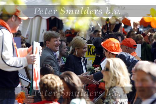 Apeldoorn 30 april 2009
Koninginnedag 2009 in apeldoorn met Koningin Beatrix Pieter v Vollenhoven Prinses Margriet Maxima Prins Willem Alexander Prins Constantijn Prinses Laurentien Prinses Mabel Prins Friso Prins Maurits Prinses Marilene Prins Pieter Christiaan Prinses Anita Prins Floris een zwangere Prinses Aimee en Prinses Annette. s middags probeerde een dwaas een aanslag te plegen op de koninklijke familie waarbij meerdere doden vielen.
Peter Smulders bv