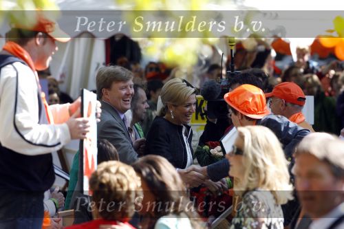 Apeldoorn 30 april 2009
Koninginnedag 2009 in apeldoorn met Koningin Beatrix Pieter v Vollenhoven Prinses Margriet Maxima Prins Willem Alexander Prins Constantijn Prinses Laurentien Prinses Mabel Prins Friso Prins Maurits Prinses Marilene Prins Pieter Christiaan Prinses Anita Prins Floris een zwangere Prinses Aimee en Prinses Annette. s middags probeerde een dwaas een aanslag te plegen op de koninklijke familie waarbij meerdere doden vielen.
Peter Smulders bv