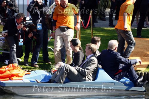 Apeldoorn 30 april 2009
Koninginnedag 2009 in apeldoorn met Koningin Beatrix Pieter v Vollenhoven Prinses Margriet Maxima Prins Willem Alexander Prins Constantijn Prinses Laurentien Prinses Mabel Prins Friso Prins Maurits Prinses Marilene Prins Pieter Christiaan Prinses Anita Prins Floris een zwangere Prinses Aimee en Prinses Annette. s middags probeerde een dwaas een aanslag te plegen op de koninklijke familie waarbij meerdere doden vielen.
Peter Smulders bv