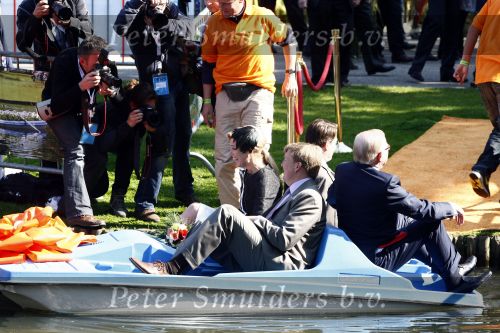 Apeldoorn 30 april 2009
Koninginnedag 2009 in apeldoorn met Koningin Beatrix Pieter v Vollenhoven Prinses Margriet Maxima Prins Willem Alexander Prins Constantijn Prinses Laurentien Prinses Mabel Prins Friso Prins Maurits Prinses Marilene Prins Pieter Christiaan Prinses Anita Prins Floris een zwangere Prinses Aimee en Prinses Annette. s middags probeerde een dwaas een aanslag te plegen op de koninklijke familie waarbij meerdere doden vielen.
Peter Smulders bv
