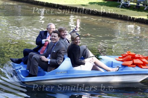 Apeldoorn 30 april 2009
Koninginnedag 2009 in apeldoorn met Koningin Beatrix Pieter v Vollenhoven Prinses Margriet Maxima Prins Willem Alexander Prins Constantijn Prinses Laurentien Prinses Mabel Prins Friso Prins Maurits Prinses Marilene Prins Pieter Christiaan Prinses Anita Prins Floris een zwangere Prinses Aimee en Prinses Annette. s middags probeerde een dwaas een aanslag te plegen op de koninklijke familie waarbij meerdere doden vielen.
Peter Smulders bv