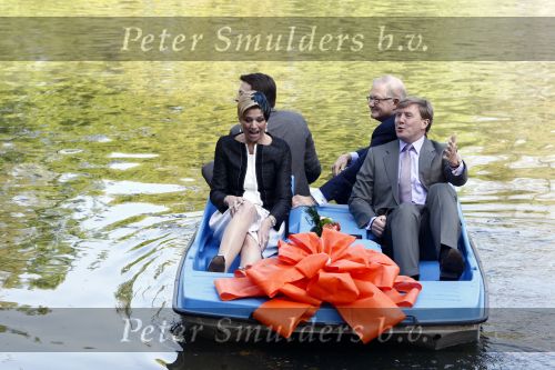 Apeldoorn 30 april 2009
Koninginnedag 2009 in apeldoorn met Koningin Beatrix Pieter v Vollenhoven Prinses Margriet Maxima Prins Willem Alexander Prins Constantijn Prinses Laurentien Prinses Mabel Prins Friso Prins Maurits Prinses Marilene Prins Pieter Christiaan Prinses Anita Prins Floris een zwangere Prinses Aimee en Prinses Annette. s middags probeerde een dwaas een aanslag te plegen op de koninklijke familie waarbij meerdere doden vielen.
Peter Smulders bv