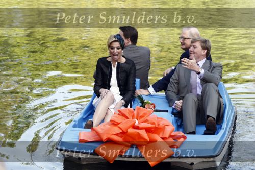 Apeldoorn 30 april 2009
Koninginnedag 2009 in apeldoorn met Koningin Beatrix Pieter v Vollenhoven Prinses Margriet Maxima Prins Willem Alexander Prins Constantijn Prinses Laurentien Prinses Mabel Prins Friso Prins Maurits Prinses Marilene Prins Pieter Christiaan Prinses Anita Prins Floris een zwangere Prinses Aimee en Prinses Annette. s middags probeerde een dwaas een aanslag te plegen op de koninklijke familie waarbij meerdere doden vielen.
Peter Smulders bv