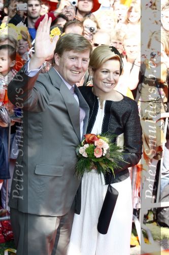 Apeldoorn 30 april 2009
Koninginnedag 2009 in apeldoorn met Koningin Beatrix Pieter v Vollenhoven Prinses Margriet Maxima Prins Willem Alexander Prins Constantijn Prinses Laurentien Prinses Mabel Prins Friso Prins Maurits Prinses Marilene Prins Pieter Christiaan Prinses Anita Prins Floris een zwangere Prinses Aimee en Prinses Annette. s middags probeerde een dwaas een aanslag te plegen op de koninklijke familie waarbij meerdere doden vielen.
Peter Smulders bv