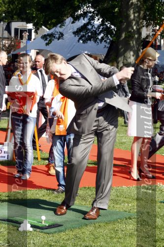 Apeldoorn 30 april 2009
Koninginnedag 2009 in apeldoorn met Koningin Beatrix Pieter v Vollenhoven Prinses Margriet Maxima Prins Willem Alexander Prins Constantijn Prinses Laurentien Prinses Mabel Prins Friso Prins Maurits Prinses Marilene Prins Pieter Christiaan Prinses Anita Prins Floris een zwangere Prinses Aimee en Prinses Annette. s middags probeerde een dwaas een aanslag te plegen op de koninklijke familie waarbij meerdere doden vielen.
Peter Smulders bv