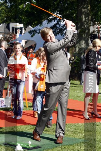 Apeldoorn 30 april 2009
Koninginnedag 2009 in apeldoorn met Koningin Beatrix Pieter v Vollenhoven Prinses Margriet Maxima Prins Willem Alexander Prins Constantijn Prinses Laurentien Prinses Mabel Prins Friso Prins Maurits Prinses Marilene Prins Pieter Christiaan Prinses Anita Prins Floris een zwangere Prinses Aimee en Prinses Annette. s middags probeerde een dwaas een aanslag te plegen op de koninklijke familie waarbij meerdere doden vielen.
Peter Smulders bv