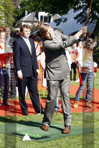 Apeldoorn 30 april 2009
Koninginnedag 2009 in apeldoorn met Koningin Beatrix Pieter v Vollenhoven Prinses Margriet Maxima Prins Willem Alexander Prins Constantijn Prinses Laurentien Prinses Mabel Prins Friso Prins Maurits Prinses Marilene Prins Pieter Christiaan Prinses Anita Prins Floris een zwangere Prinses Aimee en Prinses Annette. s middags probeerde een dwaas een aanslag te plegen op de koninklijke familie waarbij meerdere doden vielen.
Peter Smulders bv