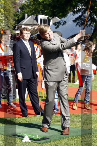 Apeldoorn 30 april 2009
Koninginnedag 2009 in apeldoorn met Koningin Beatrix Pieter v Vollenhoven Prinses Margriet Maxima Prins Willem Alexander Prins Constantijn Prinses Laurentien Prinses Mabel Prins Friso Prins Maurits Prinses Marilene Prins Pieter Christiaan Prinses Anita Prins Floris een zwangere Prinses Aimee en Prinses Annette. s middags probeerde een dwaas een aanslag te plegen op de koninklijke familie waarbij meerdere doden vielen.
Peter Smulders bv