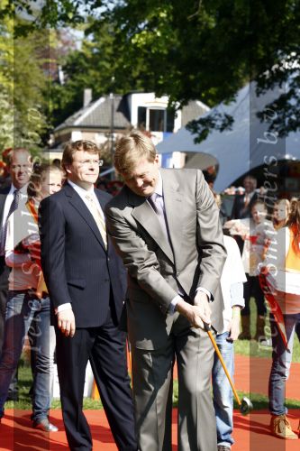 Apeldoorn 30 april 2009
Koninginnedag 2009 in apeldoorn met Koningin Beatrix Pieter v Vollenhoven Prinses Margriet Maxima Prins Willem Alexander Prins Constantijn Prinses Laurentien Prinses Mabel Prins Friso Prins Maurits Prinses Marilene Prins Pieter Christiaan Prinses Anita Prins Floris een zwangere Prinses Aimee en Prinses Annette. s middags probeerde een dwaas een aanslag te plegen op de koninklijke familie waarbij meerdere doden vielen.
Peter Smulders bv
