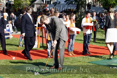 Apeldoorn 30 april 2009
Koninginnedag 2009 in apeldoorn met Koningin Beatrix Pieter v Vollenhoven Prinses Margriet Maxima Prins Willem Alexander Prins Constantijn Prinses Laurentien Prinses Mabel Prins Friso Prins Maurits Prinses Marilene Prins Pieter Christiaan Prinses Anita Prins Floris een zwangere Prinses Aimee en Prinses Annette. s middags probeerde een dwaas een aanslag te plegen op de koninklijke familie waarbij meerdere doden vielen.
Peter Smulders bv
