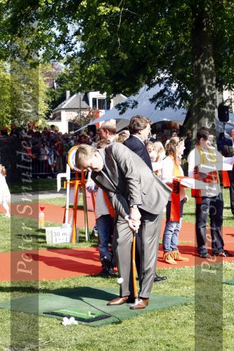 Apeldoorn 30 april 2009
Koninginnedag 2009 in apeldoorn met Koningin Beatrix Pieter v Vollenhoven Prinses Margriet Maxima Prins Willem Alexander Prins Constantijn Prinses Laurentien Prinses Mabel Prins Friso Prins Maurits Prinses Marilene Prins Pieter Christiaan Prinses Anita Prins Floris een zwangere Prinses Aimee en Prinses Annette. s middags probeerde een dwaas een aanslag te plegen op de koninklijke familie waarbij meerdere doden vielen.
Peter Smulders bv