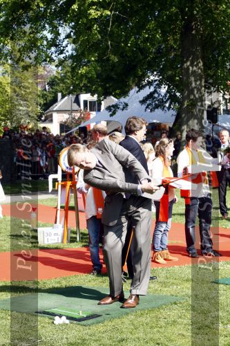 Apeldoorn 30 april 2009
Koninginnedag 2009 in apeldoorn met Koningin Beatrix Pieter v Vollenhoven Prinses Margriet Maxima Prins Willem Alexander Prins Constantijn Prinses Laurentien Prinses Mabel Prins Friso Prins Maurits Prinses Marilene Prins Pieter Christiaan Prinses Anita Prins Floris een zwangere Prinses Aimee en Prinses Annette. s middags probeerde een dwaas een aanslag te plegen op de koninklijke familie waarbij meerdere doden vielen.
Peter Smulders bv