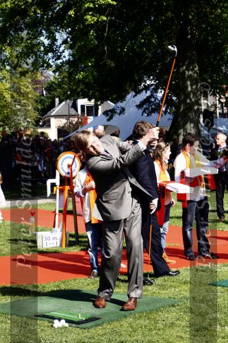 Apeldoorn 30 april 2009
Koninginnedag 2009 in apeldoorn met Koningin Beatrix Pieter v Vollenhoven Prinses Margriet Maxima Prins Willem Alexander Prins Constantijn Prinses Laurentien Prinses Mabel Prins Friso Prins Maurits Prinses Marilene Prins Pieter Christiaan Prinses Anita Prins Floris een zwangere Prinses Aimee en Prinses Annette. s middags probeerde een dwaas een aanslag te plegen op de koninklijke familie waarbij meerdere doden vielen.
Peter Smulders bv