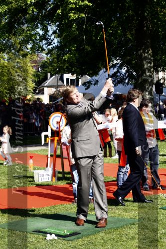 Apeldoorn 30 april 2009
Koninginnedag 2009 in apeldoorn met Koningin Beatrix Pieter v Vollenhoven Prinses Margriet Maxima Prins Willem Alexander Prins Constantijn Prinses Laurentien Prinses Mabel Prins Friso Prins Maurits Prinses Marilene Prins Pieter Christiaan Prinses Anita Prins Floris een zwangere Prinses Aimee en Prinses Annette. s middags probeerde een dwaas een aanslag te plegen op de koninklijke familie waarbij meerdere doden vielen.
Peter Smulders bv
