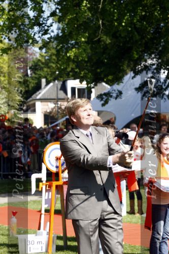 Apeldoorn 30 april 2009
Koninginnedag 2009 in apeldoorn met Koningin Beatrix Pieter v Vollenhoven Prinses Margriet Maxima Prins Willem Alexander Prins Constantijn Prinses Laurentien Prinses Mabel Prins Friso Prins Maurits Prinses Marilene Prins Pieter Christiaan Prinses Anita Prins Floris een zwangere Prinses Aimee en Prinses Annette. s middags probeerde een dwaas een aanslag te plegen op de koninklijke familie waarbij meerdere doden vielen.
Peter Smulders bv