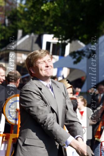 Apeldoorn 30 april 2009
Koninginnedag 2009 in apeldoorn met Koningin Beatrix Pieter v Vollenhoven Prinses Margriet Maxima Prins Willem Alexander Prins Constantijn Prinses Laurentien Prinses Mabel Prins Friso Prins Maurits Prinses Marilene Prins Pieter Christiaan Prinses Anita Prins Floris een zwangere Prinses Aimee en Prinses Annette. s middags probeerde een dwaas een aanslag te plegen op de koninklijke familie waarbij meerdere doden vielen.
Peter Smulders bv